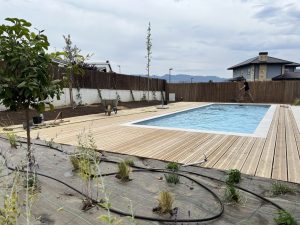 piscina climatizada tarima madera riego goteo