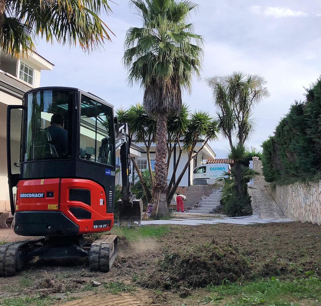 Máquina excavadora y equipo de Quima trabajando en la construcción de un jardín en Bilbao